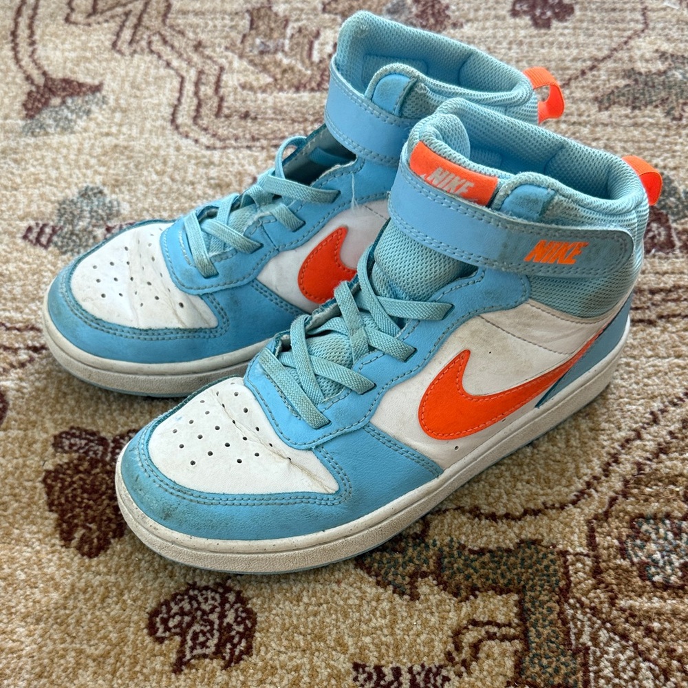 Nike Court Borough Mid 2 in aquarius blue and orange
2.5Y